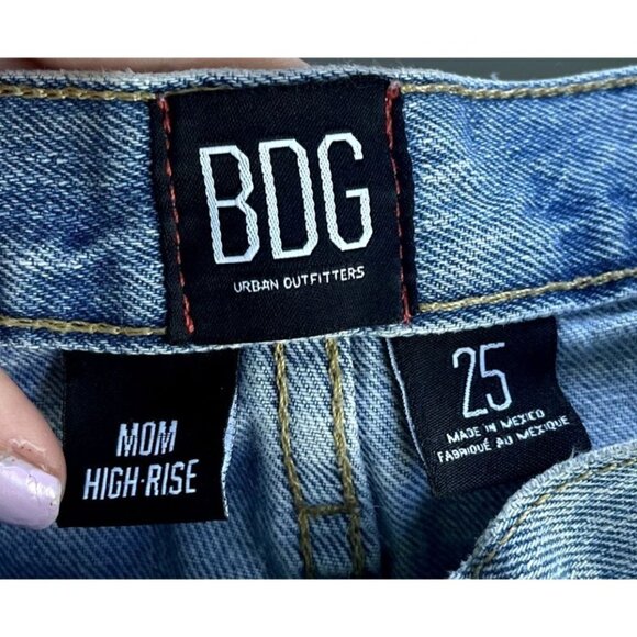 BDG Urban Outfitters Mom High-Rise Size 25 Light Wash Roll Cuffed Jean Short - Picture 3 of 5